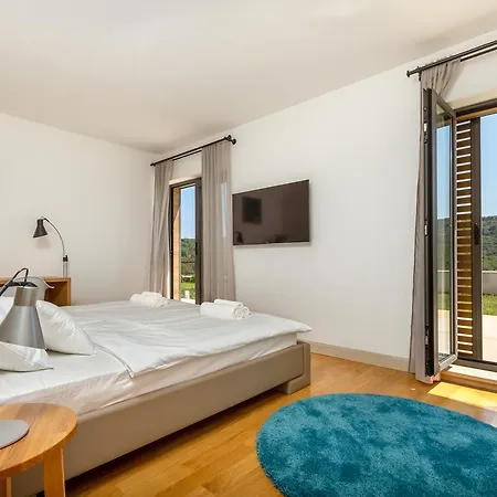 Amalia * Zastražišće